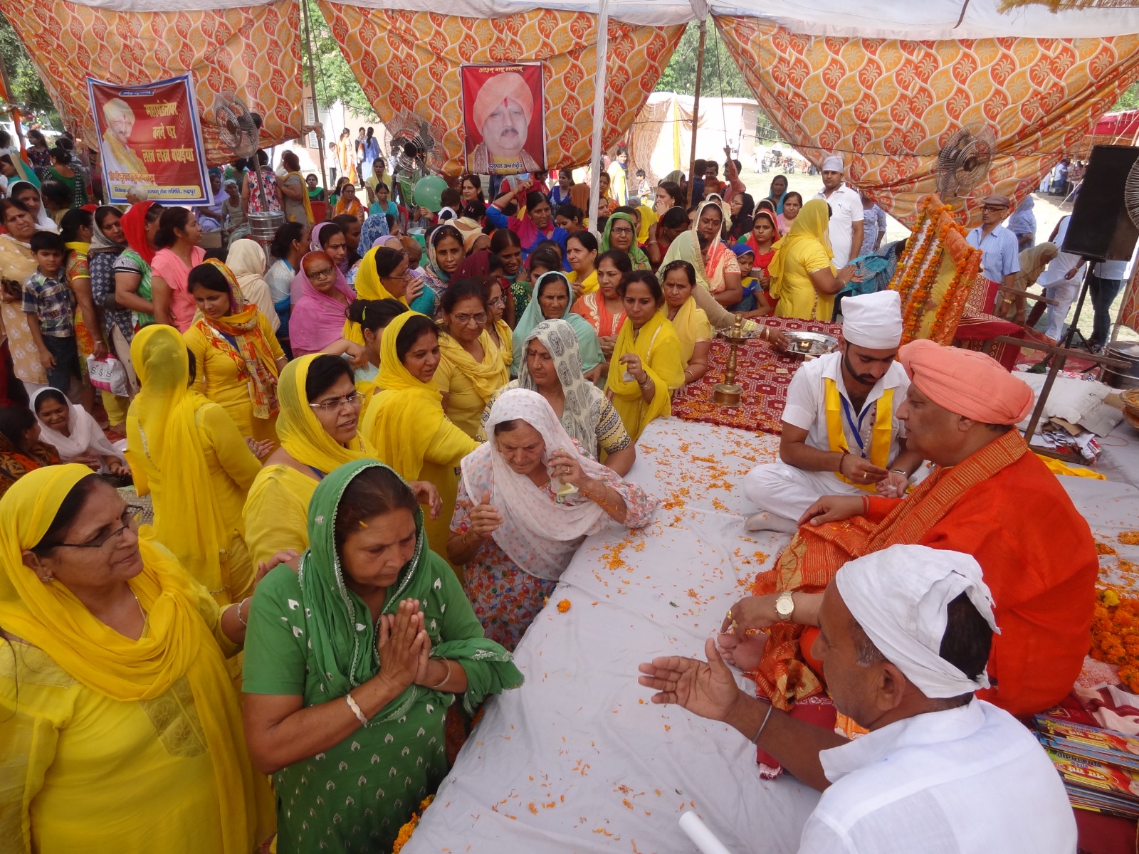 Mahamandaleshwar Sant Shri Subhash Bapu Ji Maharaj and Guru Maa Mithlesh Ji