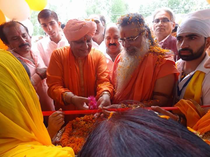 Mahamandaleshwar Sant Shri Subhash Bapu Ji Maharaj and Guru Maa Mithlesh Ji